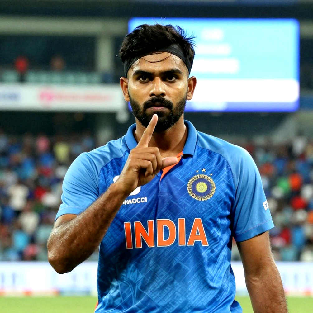 भुवनेश्वर कुमार आज खेलेंगे या नहीं? चिन्नास्वामी की ओस और टॉस का इंतज़ार
